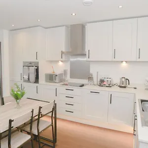https://modern-2-bedroom-central-southend-flat9th-floor.cambridgehotelsuk.com